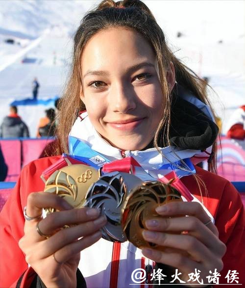 谷爱凌的这场逆袭,生动诠释了体育精神的深层内涵。首先是直面挫折的坚韧精神 谷爱凌的这场逆袭,生动诠释了体育精神的深层内涵。首先是直面挫折的坚韧精神